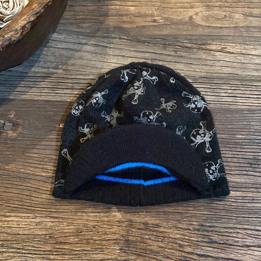 Reversible beanie with brim